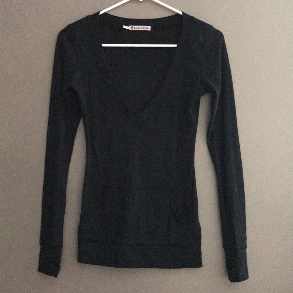 Low-V neck long sleeve